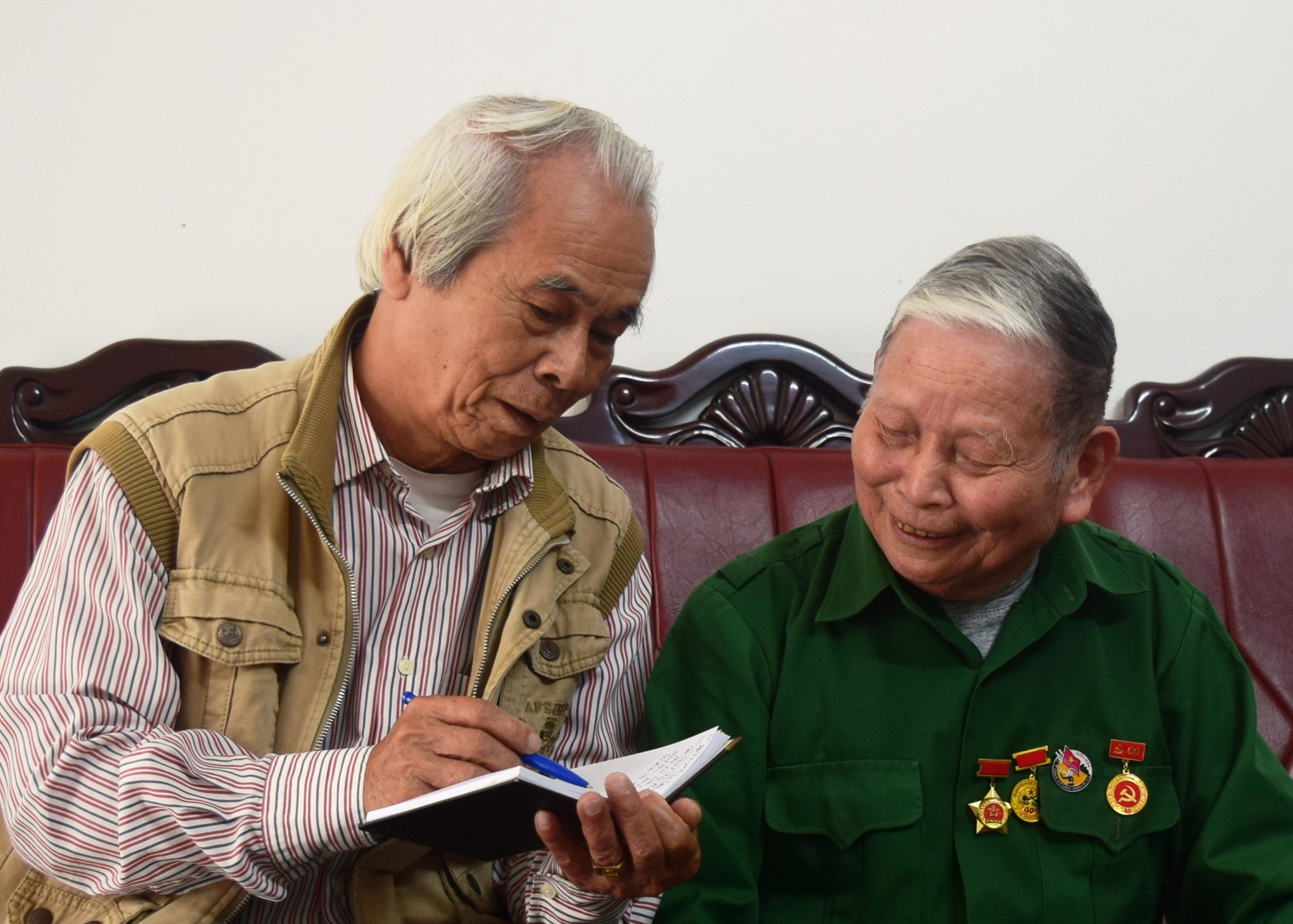 Tác giả trò chuyện với cựu thanh niên xung phong Thái Văn Sáu, người trực tiếp tham gia phục vụ Chiến dịch Điện Biên Phủ. dsc0021.jpg