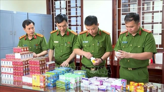 Phòng Cảnh sát kinh tế Công an tỉnh Thanh Hóa triệt phá đường dây sản xuất, buôn bán tân dược giả qui mô lớn, ngày 16/4. Ảnh: TTXVN phát
