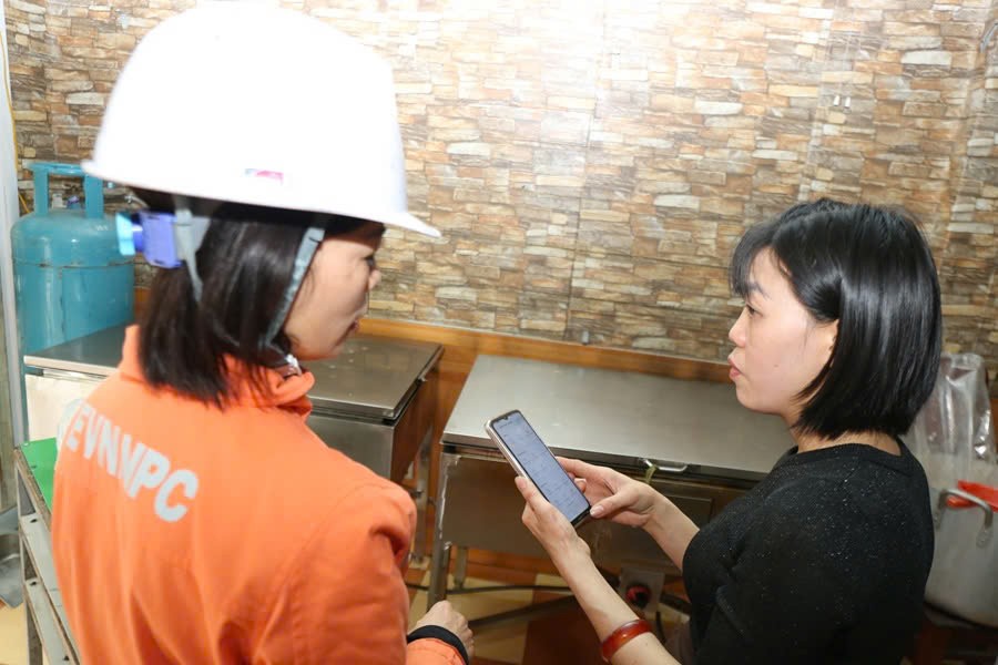 Cán bộ hướng dẫn cho khách hàng. z6421223001714-36e05e1e93e53d7ffa795a5477ae302d.jpg