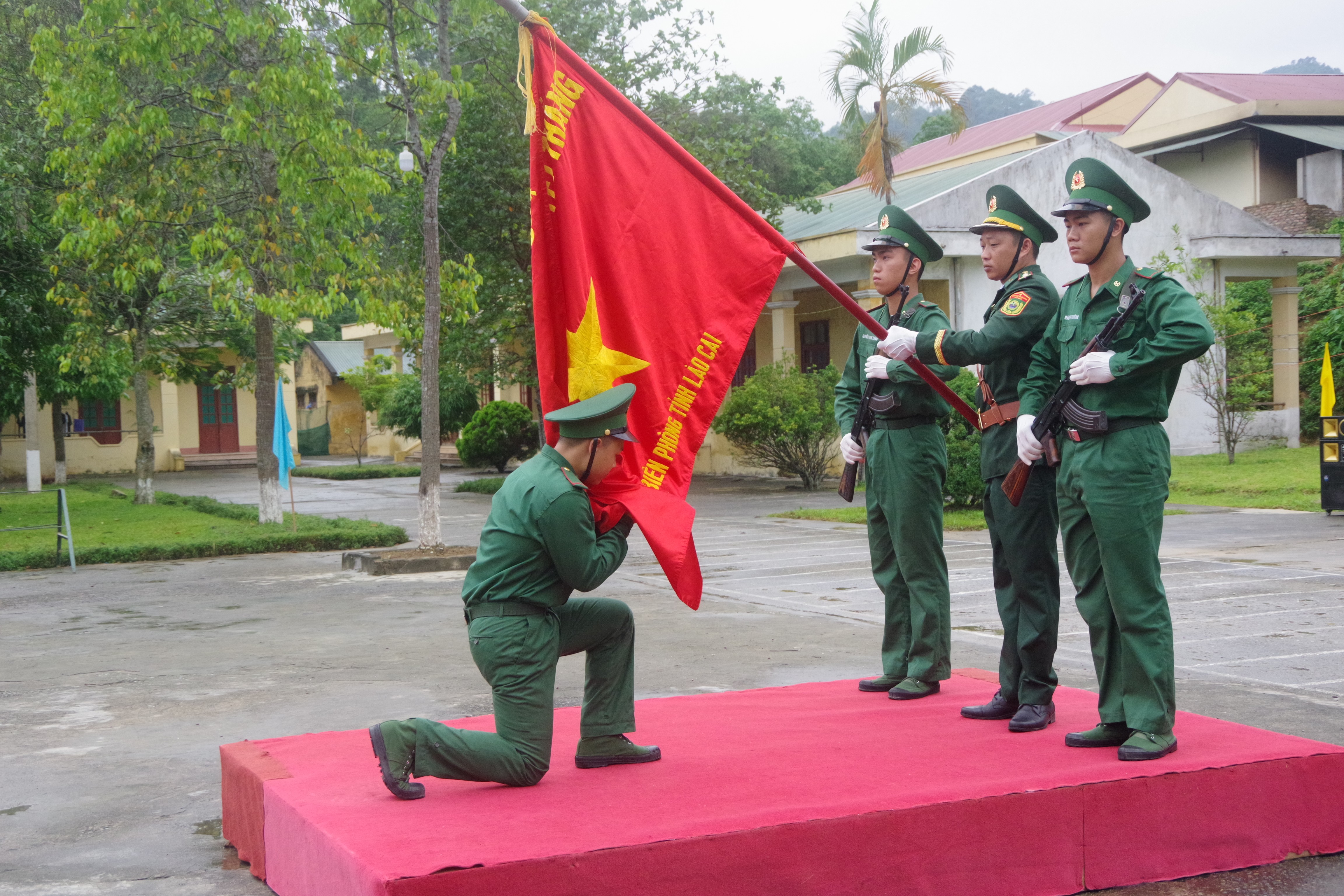 Chiến sĩ mới thực hiện nghi thức trước quân kỳ. chen-si-moi-thuc-hien-nghi-thuc-hon-quan-ky.jpg