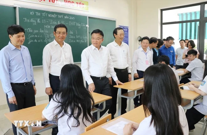 Phó Thủ tướng Lê Thành Long kiểm tra công tác chuẩn bị cho kỳ thi THPT tại Hải Phòng.