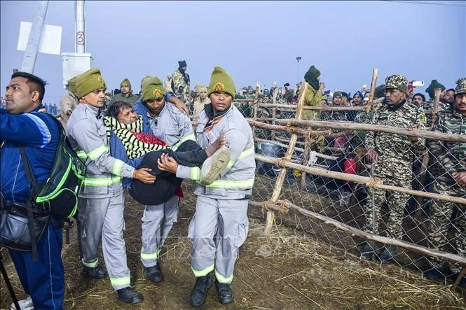 Lực lượng cứu hộ chuyển nạn nhân sau vụ giẫm đạp tại lễ hội tôn giáo Kumbh Mela ở thành phố Prayagraj, bang Uttar Pradesh, Ấn Độ ngày 29/1/2025. Ảnh: THX/TTXVN