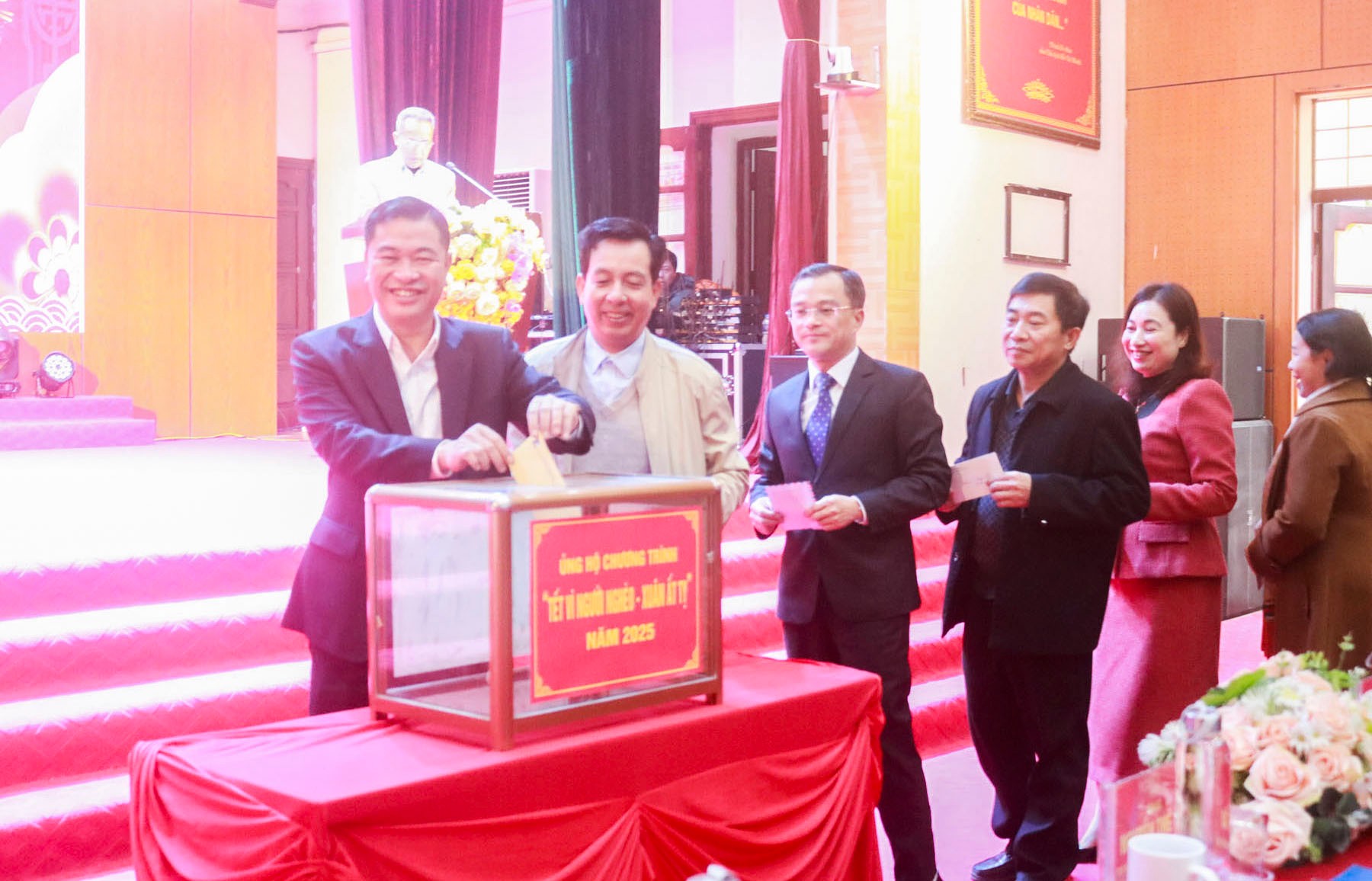 Cán bộ, công chức, viên chức ủng hộ "Tết vì người nghèo - Xuân Ất Tỵ 2025". Cán bộ, công chức, viên chức ủng hộ "Tết vì người nghèo - Xuân Ất Tỵ 2025".