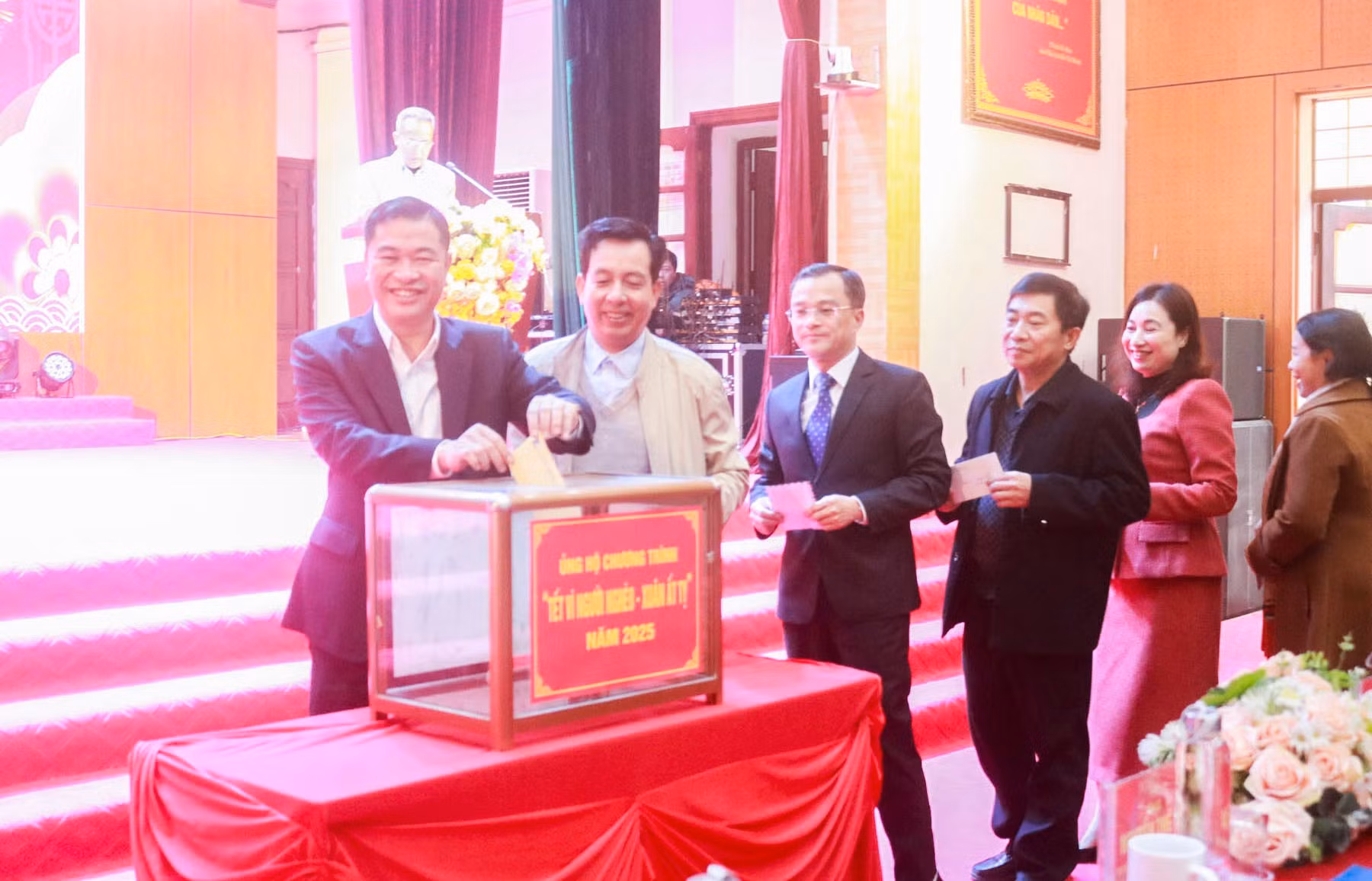 Cán bộ, công chức, viên chức ủng hộ "Tết vì người nghèo - Xuân Ất Tỵ 2025".