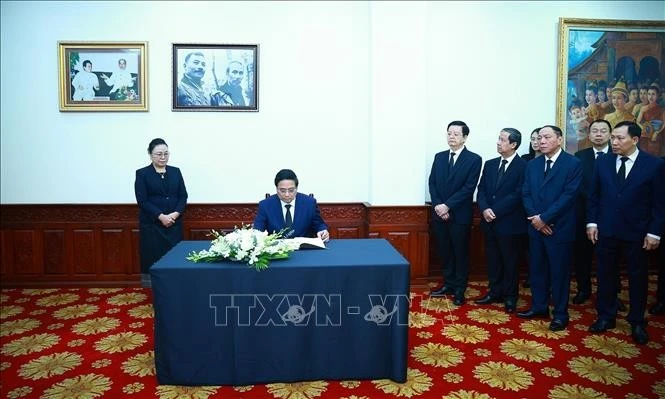 Thủ tướng Phạm Minh Chính ghi sổ tang chia buồn. Ảnh: Dương Giang/TTXVN