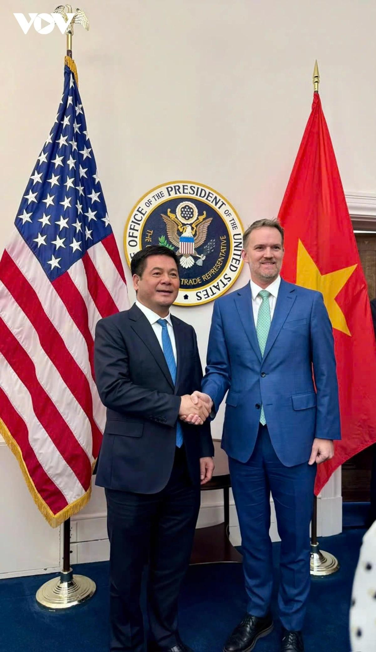 Bộ trưởng Bộ Công Thương, Trưởng đoàn đàm phán Chính phủ Nguyễn Hồng Diên và Đại sứ, Trưởng Đại diện Thương mại Hoa Kỳ Jamieson Greer Bộ trưởng Bộ Công Thương, Trưởng đoàn đàm phán Chính phủ Nguyễn Hồng Diên và Đại sứ, Trưởng Đại diện Thương mại Hoa Kỳ Jamieson Greer
