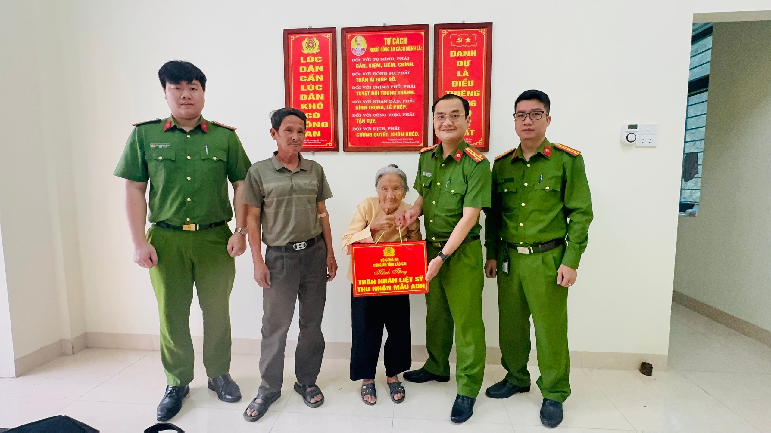 ផ្តល់អំណោយដល់សាច់ញាតិ។ anh-4-tang-qua-cho-cac-gia-dinh-la-than-nhan-liet-si-tren-dia-ban-tinh-lao-cai-2.jpg