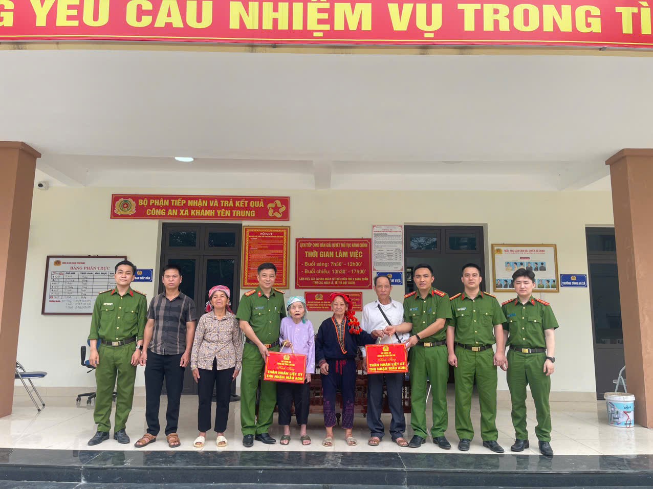 Anh-4-giving-gifts-to-families-of-martyrs-on-the-ground-of-lao-cai-province-1.jpg