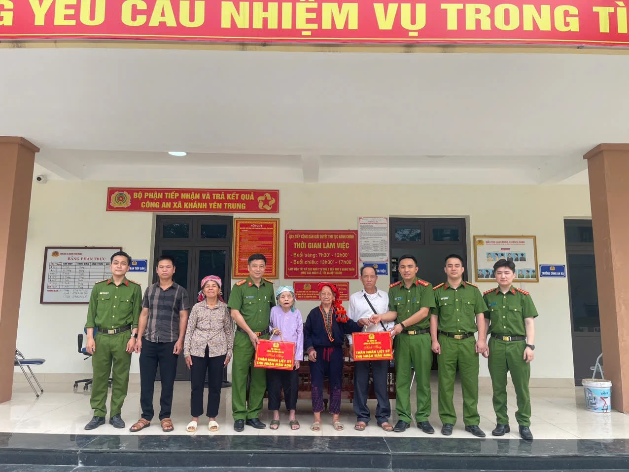 anh-4-tang-qua-cho-cac-gia-dinh-la-than-nhan-liet-si-tren-dia-ban-tinh-lao-cai-1.jpg