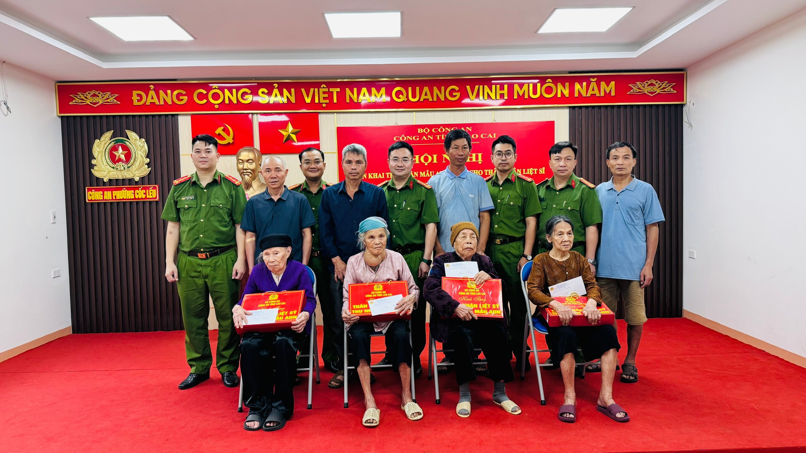 Anh-4-giving-gifts-to-families-of-martyrs-on-the-ground-of-lao-cai-province-5.jpg