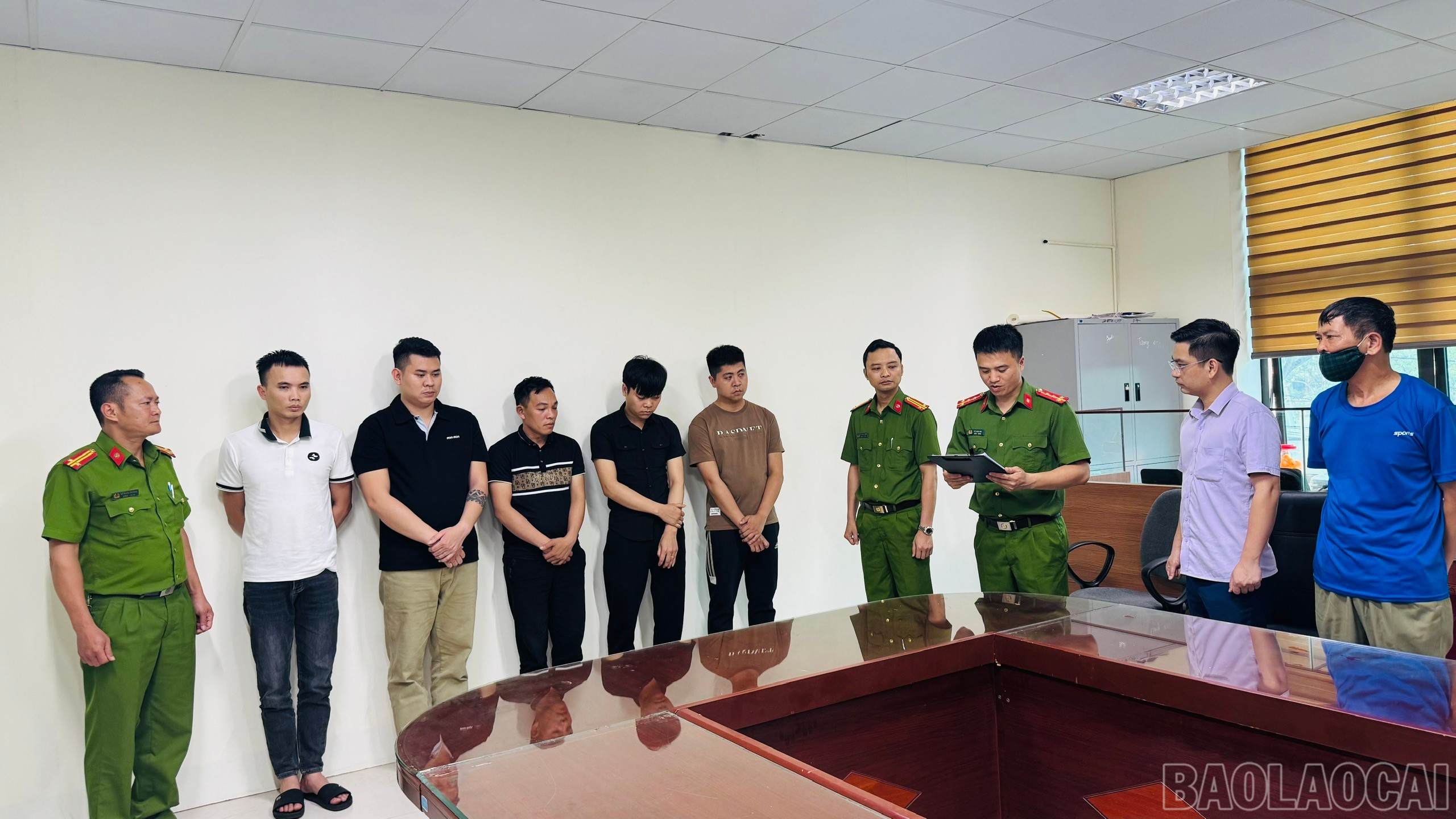 Cơ quan Cảnh sát điều tra thi hành lệnh khởi tố, bắt tạm giam 5 đối tượng trong chuyên án. baolaocai-br_anh-1-co-quan-canh-sat-dieu-tra-thi-hanh-lenh-khoi-to-bat-tam-giam-5-doi-tuong-trong-chuyen-an-1-1.jpg
