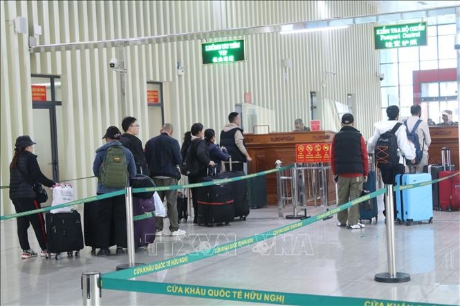 Hành khách làm thủ tục nhập cảnh vào Việt Nam qua cửa khẩu quốc tế Hữu Nghị (Lạng Sơn). Hành khách làm thủ tục nhập cảnh vào Việt Nam qua cửa khẩu quốc tế Hữu Nghị (Lạng Sơn).