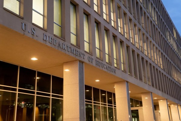 Bên ngoài trụ sở Bộ Giáo dục Mỹ. Ảnh: Bloomberg Bên ngoài trụ sở Bộ Giáo dục Mỹ. Ảnh: Bloomberg