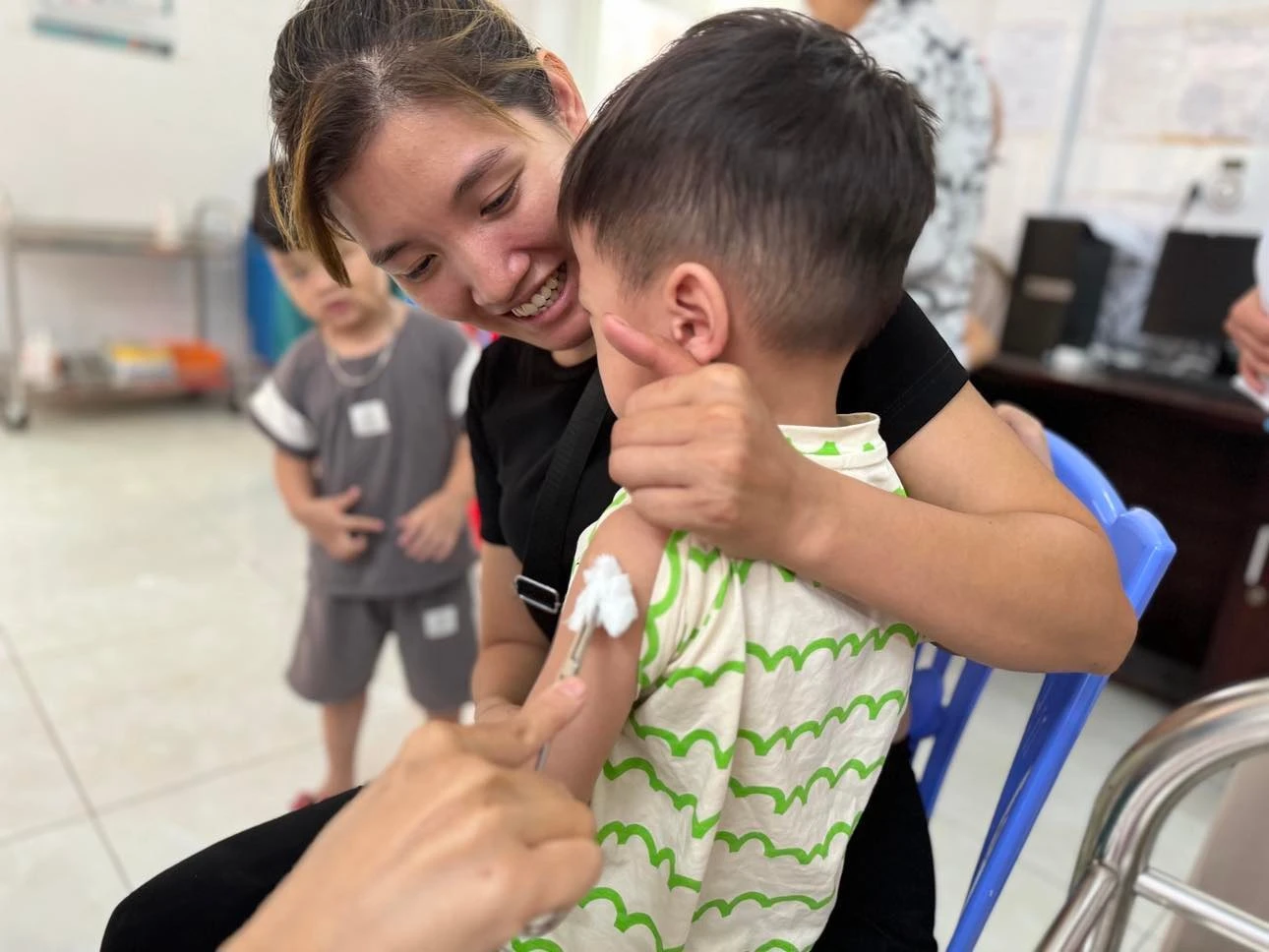 Tiêm vaccine sởi cho trẻ, ngăn dịch lây lan.