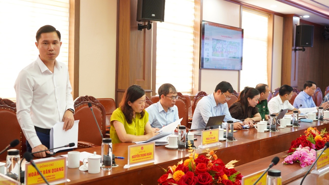 Đồng chí Nguyễn Trọng Huân, Phó Bí thư Huyện ủy, Chủ tịch UBND huyện Mường Khương báo cáo kết quả triển khai Đề án sắp xếp đơn vị hành chính cấp xã. mk2.jpg
