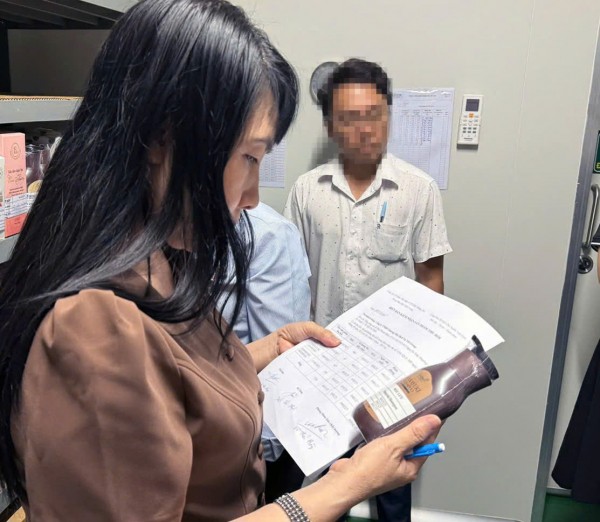 Kiểm tra nơi sản xuất các loại mỹ phẩm bị đình chỉ lưu hành. Kiểm tra nơi sản xuất các loại mỹ phẩm bị đình chỉ lưu hành.