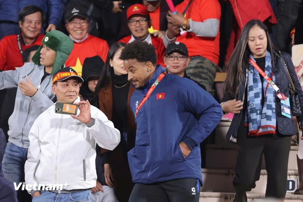 Huấn luyện viên Kim Sang-sik sẽ tích cực thử nghiệm để tìm ra bộ khung lý tưởng cho Xuân Son (áo xanh)? (Ảnh: Hoài Nam/Vietnam+)