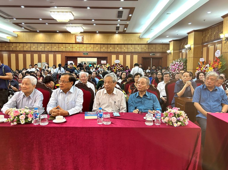 Các đại biểu tham dự lễ ra mắt sách. Các đại biểu tham dự lễ ra mắt sách.