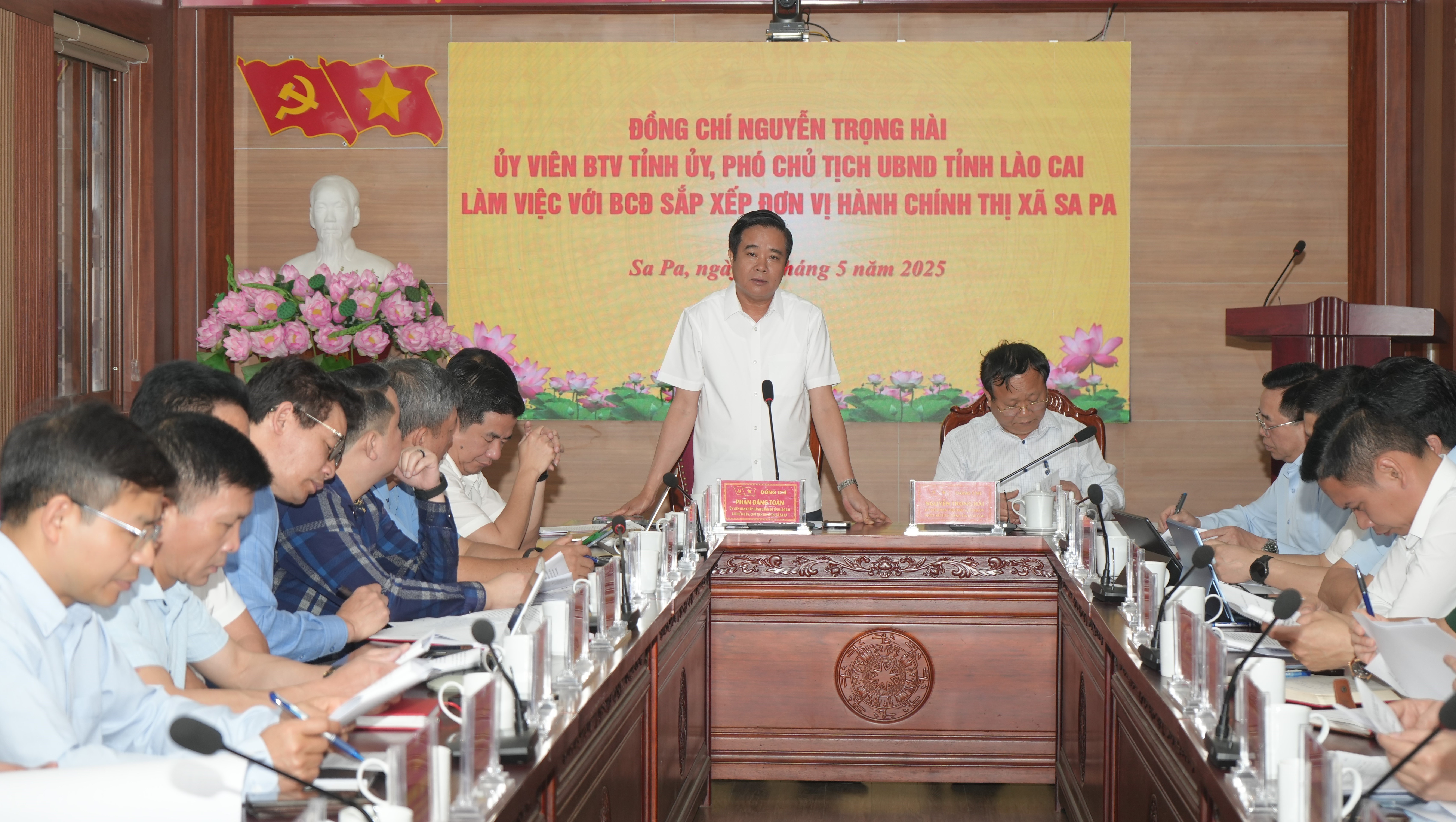 Bí thư Thị ủy Sa Pa Phan Đăng Toàn nêu phương án triển khai sắp xếp đơn vị hành chính trên địa bàn thị xã. dsc02282.jpg
