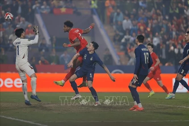 Xuân Son đánh đầu cận thành mở tỷ số 1-0 cho đội tuyển Việt Nam. Ảnh: Minh Quyết/TTXVN