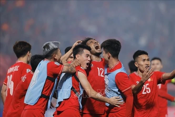 Các cầu thủ Việt Nam ăn mừng bàn thắng mở tỷ số của Xuân Son ở phút 59. Ảnh: Minh Quyết/TTXVN