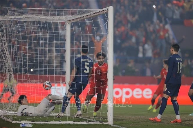 Tiền đạo Nguyễn Xuân Son đánh đầu cận thành mở tỷ số 1-0 cho đội tuyển Việt Nam. Ảnh: Minh Quyết/TTXVN