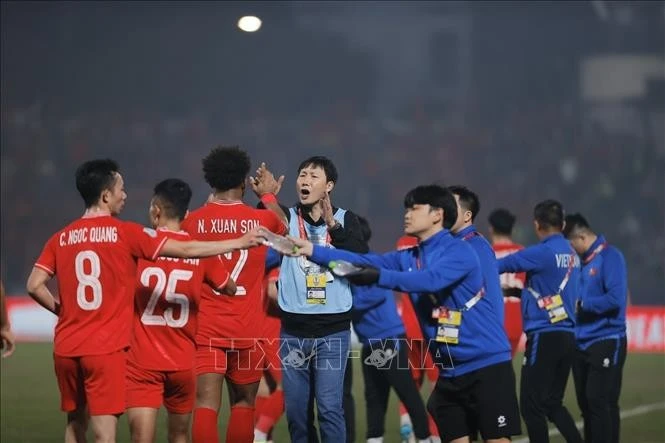 HLV trưởng Kim Sang Sik và Ban huấn luyện đội tuyển Việt Nam ăn mừng bàn thắng mở tỷ số của Xuân Son (12) ở phút 59. Ảnh: Minh Quyết/TTXVN