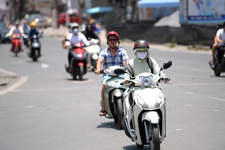 Nắng nóng tiếp tục xảy ra trên nhiều khu vực.