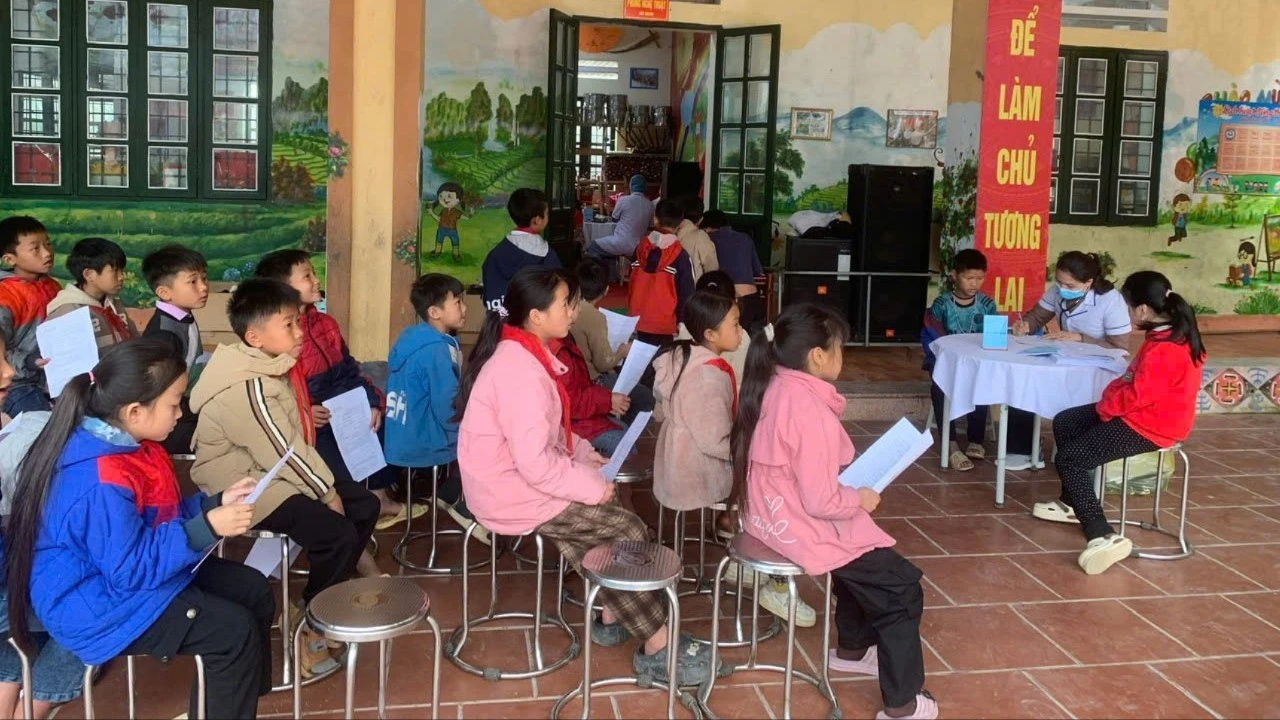 trien-khai-cong-tac-tham-kham-sang-loc-nhung-doi-tuong-nghi-mac-benh-soi-va-to-chuc-tiem-vac-xin-phong-benh-soi-tai-truong-cac-truong-hoc-tren-dia-ban-xa-hoang-lien-9063.jpg