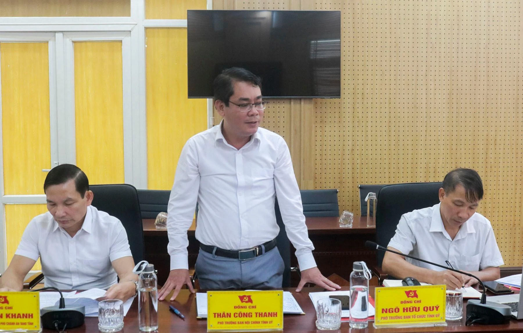 Đại biểu tham gia đóng góp ý kiến.jpg