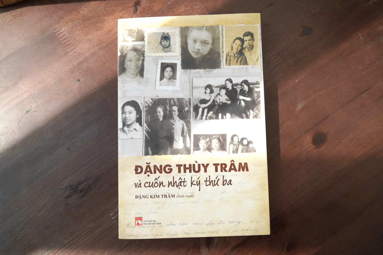 Cuốn sách “Đặng Thùy Trâm và Cuốn nhật ký thứ ba” do tác giả Đặng Kim Trâm biên soạn, Nhà xuất bản Phụ nữ Việt Nam phát hành. Cuốn sách “Đặng Thùy Trâm và Cuốn nhật ký thứ ba” do tác giả Đặng Kim Trâm biên soạn, Nhà xuất bản Phụ nữ Việt Nam phát hành.