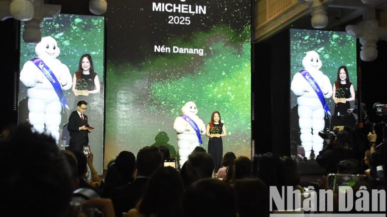 ភោជនីយដ្ឋាន Nen (Da Nang) រក្សា Michelin Green Star របស់ខ្លួន។ (រូបថត៖ ANH DAO) Nhà hàng Nén (Đà Nẵng) giữ vững Sao Xanh Michelin. (Ảnh: ANH ĐÀO)