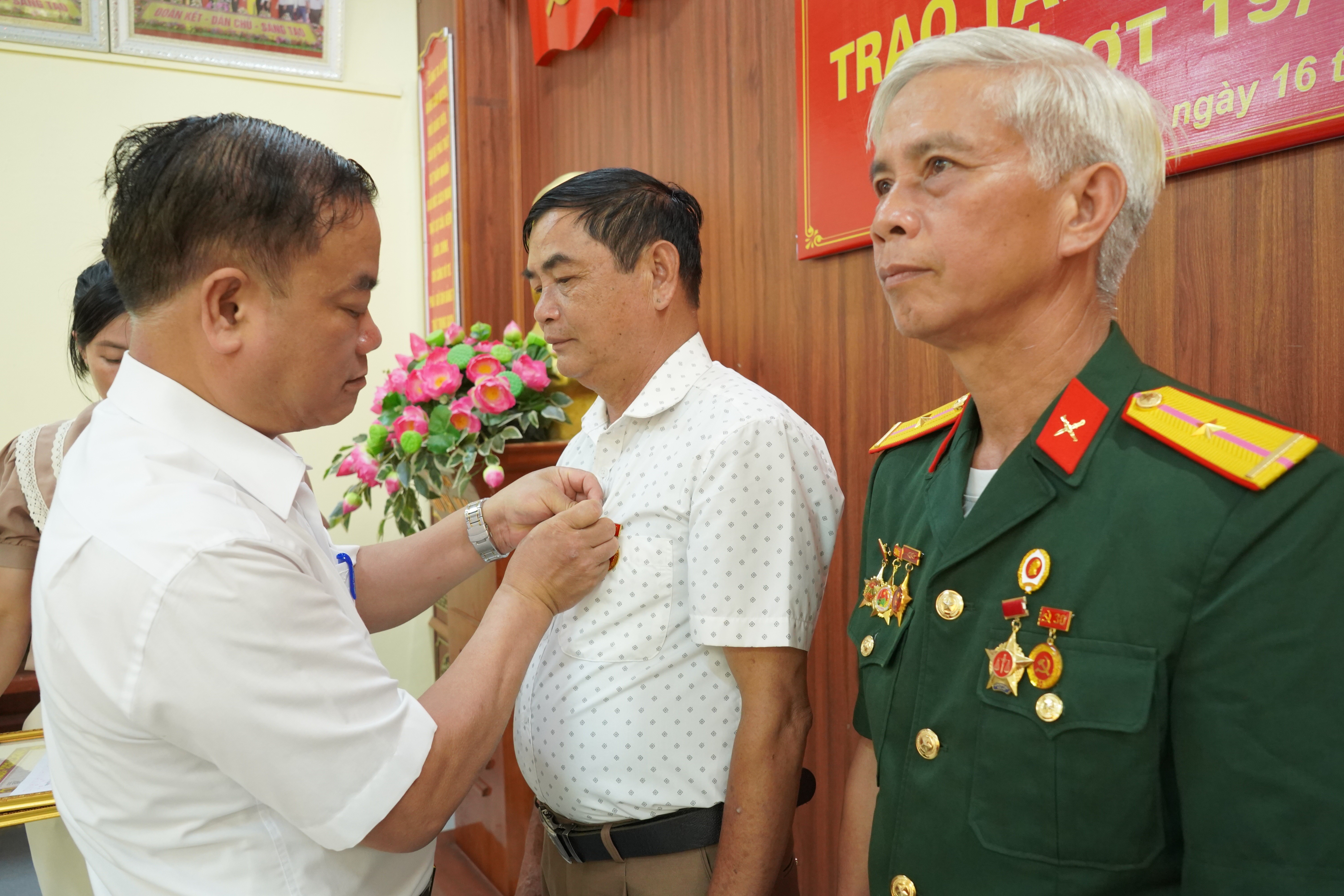 Đảng ủy xã Khánh Yên Hạ tổ chức trao Huy hiệu Đảng cho đảng viên. trao-tang-huy-hieu-tai-xa-chieng-ken.jpg