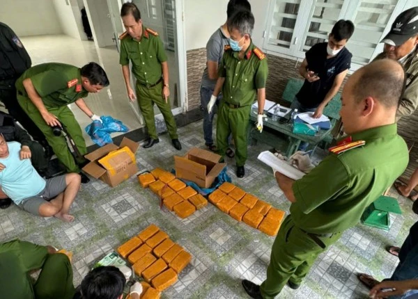 Công an thu giữ tang vật của vụ án.