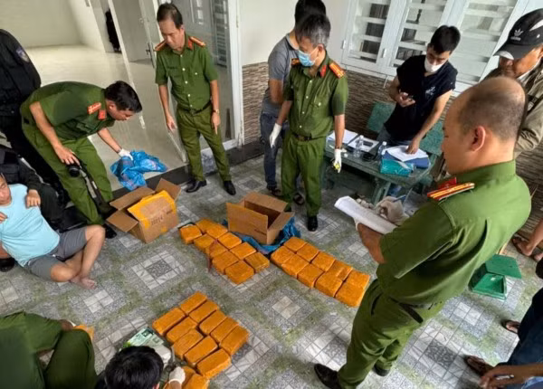 Công an thu giữ tang vật của vụ án.