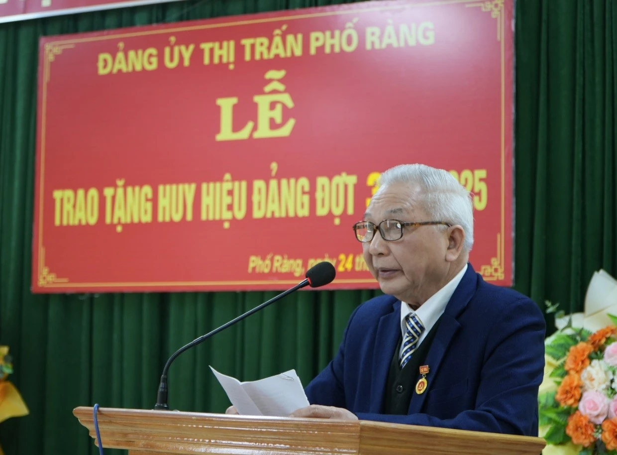 dai-dien-dang-vien-duoc-nhan-huy-hieu-dang-phat-bieu.jpg