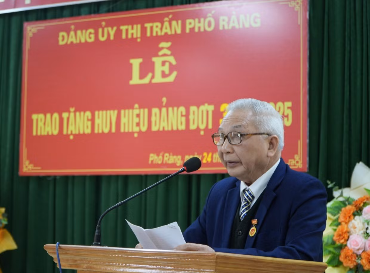 dai-dien-dang-vien-duoc-nhan-huy-hieu-dang-phat-bieu.jpg
