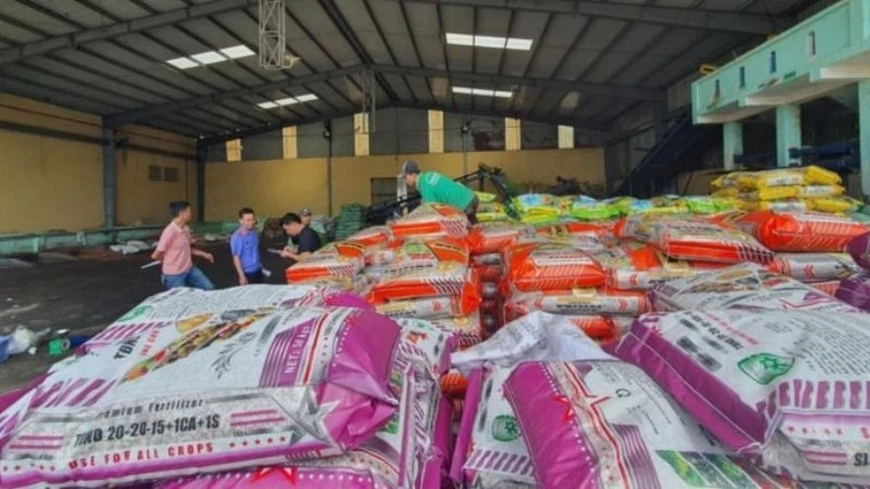 Số lượng lớn phân bón giả được cất giữ tại kho của Công ty cổ phần thương mại phân bón Nam Dương khi bị cơ quan chức năng phát hiện.