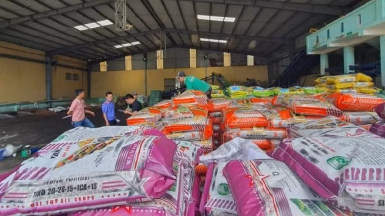Số lượng lớn phân bón giả được cất giữ tại kho của Công ty cổ phần thương mại phân bón Nam Dương khi bị cơ quan chức năng phát hiện.