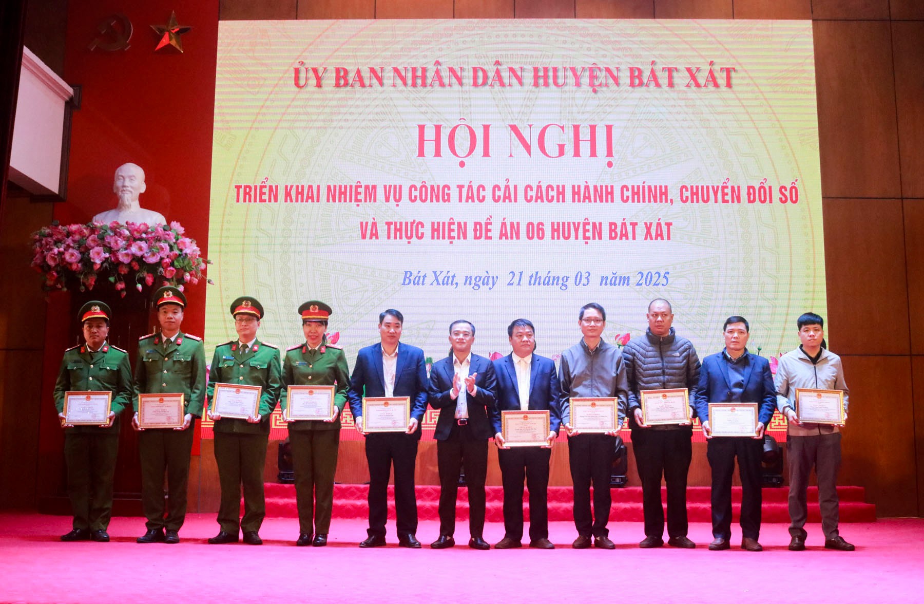 Khen thưởng các tập thể, cá nhân có thành tích trong cải cách hành chính, chuyển đổi số và thực hiện Đề án 06 năm 2024. img-8355.jpg