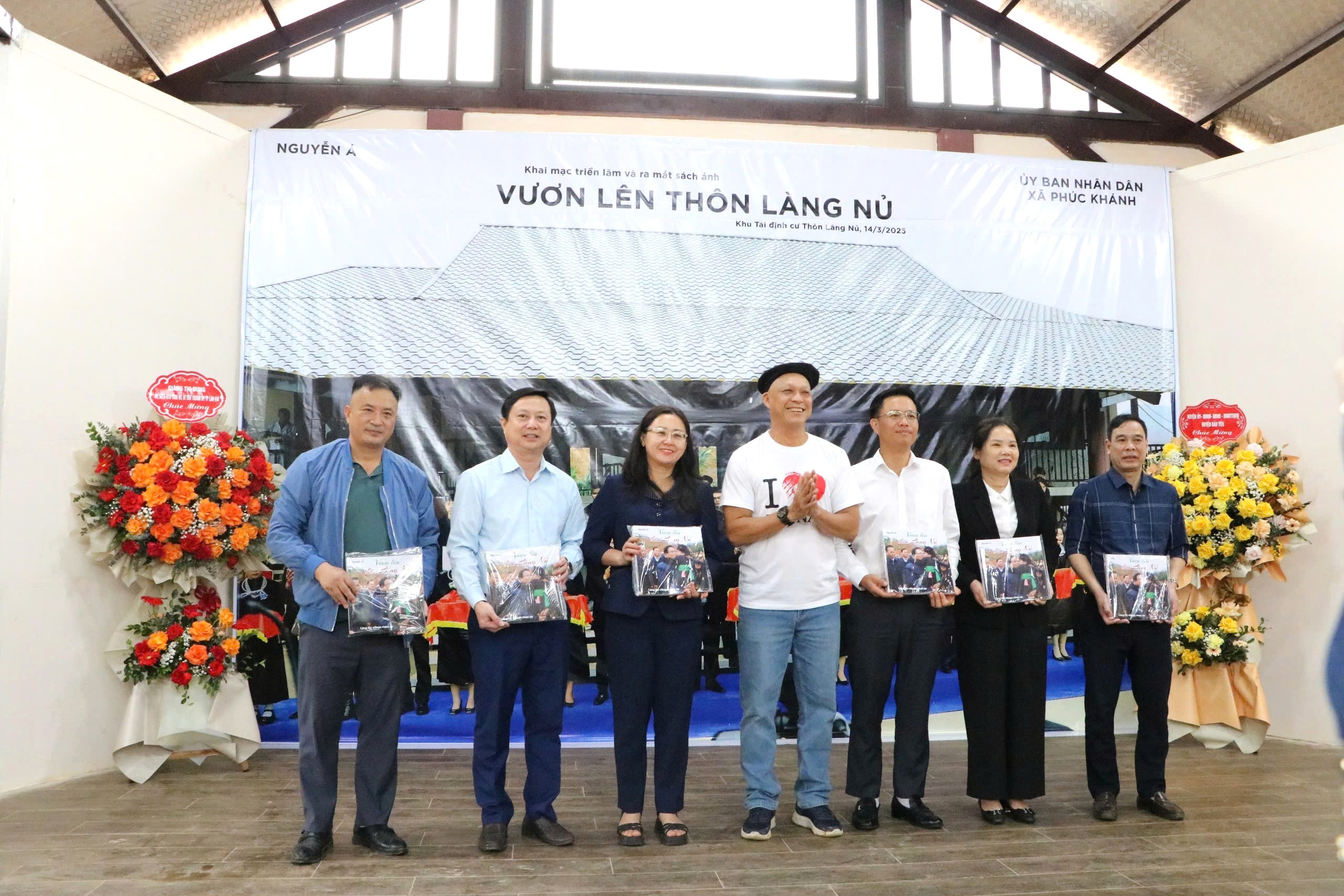 Nghệ sỹ nhiếp ảnh Nguyễn Á tặng sách ảnh cho đại biểu đến dự buổi triển lãm. nghe-sy-nhiep-anh-nguyen-a-tang-sach-anh-cho-dai-bieu-den-du-buoi-trien-lam.jpg