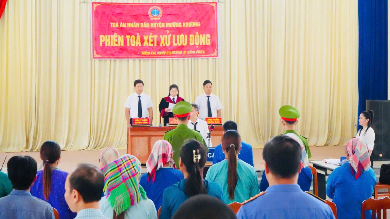 Hội đồng xét xử Tòa án nhân dân huyện Mường Khương đã tuyên phạt bị cáo Lù Văn Trường 7 năm 3 tháng tù giam về tội “Mua bán trái phép chất ma túy”. Hội đồng xét xử TAND huyện Mường Khương đã tuyên phạt bị cáo Lù Văn Trường 7 năm 3 tháng tù giam về tội “Mua bán trái phép chất ma túy”..JPG