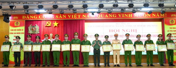 Giám đốc Công an tỉnh Quảng Ninh Trần Văn Phúc trao Bằng khen của UBND tỉnh Quảng Ninh cho các tập thể, cá nhân có thành tích xuất sắc trong quá trình đấu tranh chuyên án. Giám đốc Công an tỉnh Quảng Ninh Trần Văn Phúc trao Bằng khen của UBND tỉnh Quảng Ninh cho các tập thể, cá nhân có thành tích xuất sắc trong quá trình đấu tranh chuyên án.