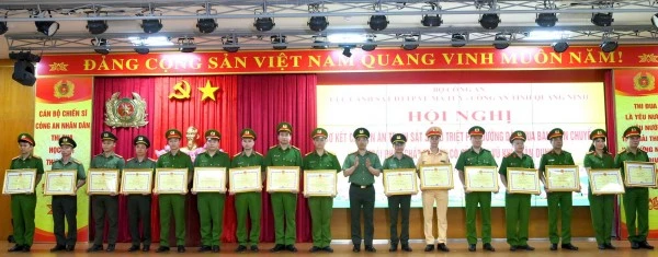 Giám đốc Công an tỉnh Quảng Ninh Trần Văn Phúc trao Bằng khen của UBND tỉnh Quảng Ninh cho các tập thể, cá nhân có thành tích xuất sắc trong quá trình đấu tranh chuyên án.