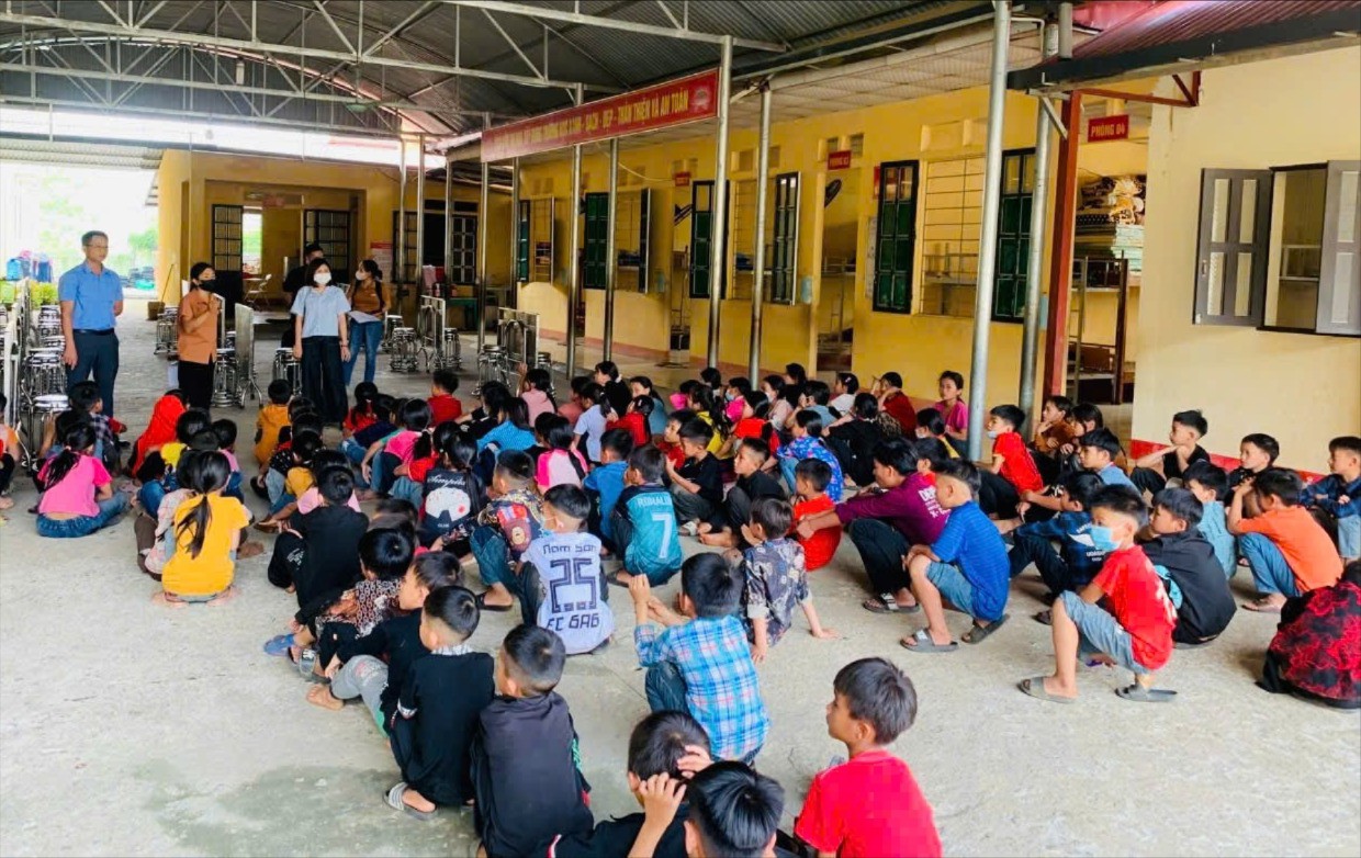 មជ្ឈមណ្ឌលគ្រប់គ្រងជំងឺខេត្ត និងមណ្ឌលសុខភាពស្រុក Bao Yen ត្រួតពិនិត្យសាលាបឋមសិក្សា និងអនុវិទ្យាល័យ Xuan Hoa ។ anh-11-tin-7063.jpg