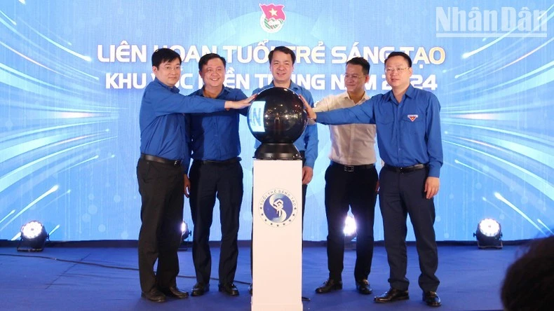 Đại biểu thực hiện nghi thức khai mạc.