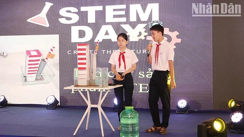 Học sinh tham gia Cuộc thi “Sáng tạo với sản phẩm STEM”.