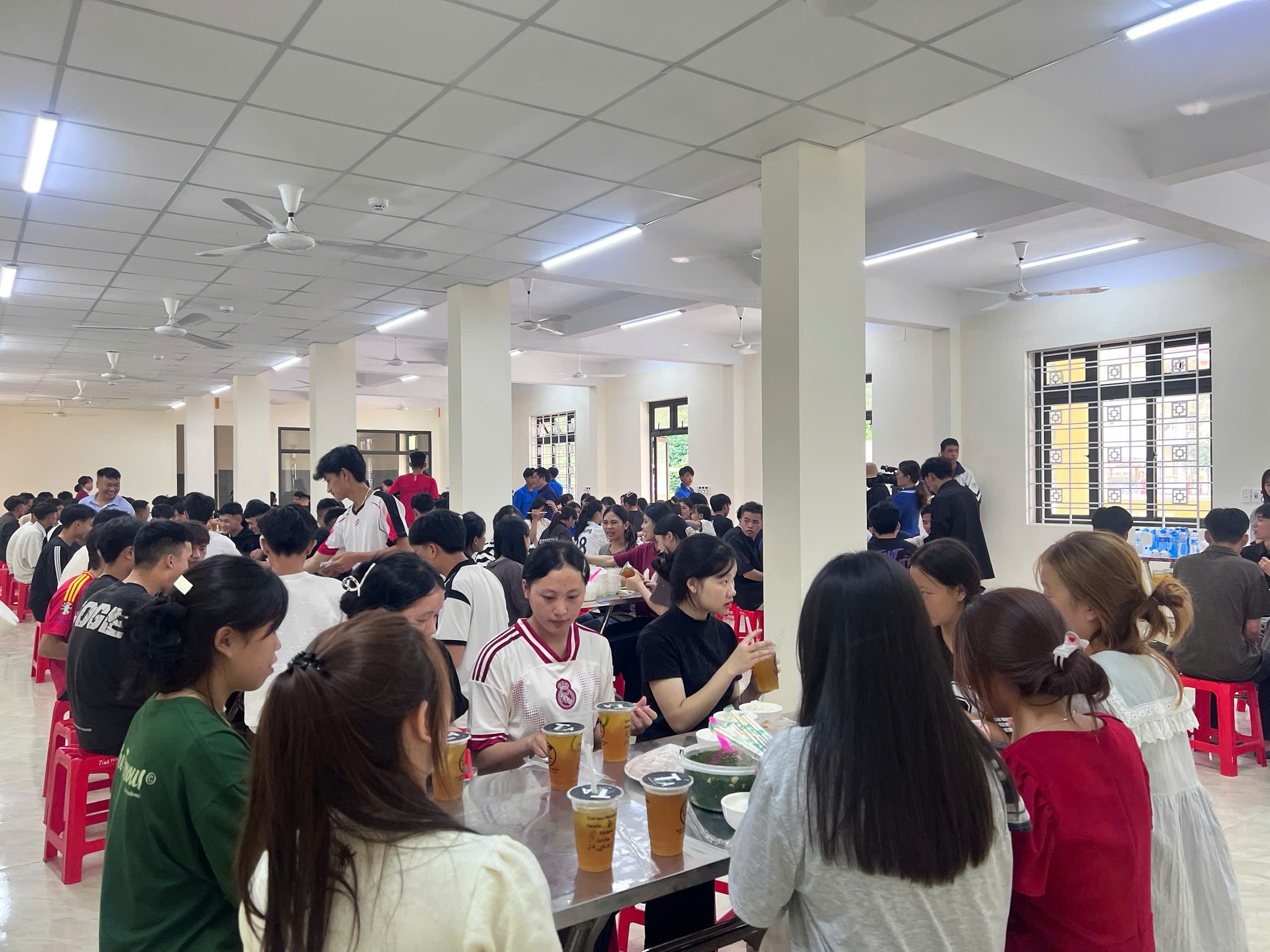 Các thí sinh được thưởng thức những bữa ăn miễn phí. a3154ae21b3fac61f52e.jpg