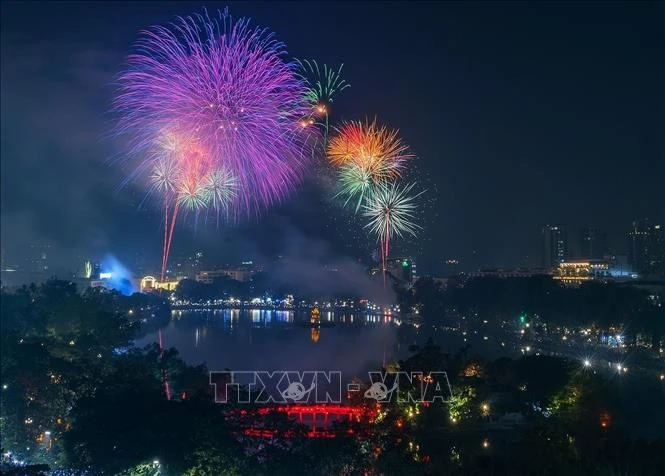 Pháo hoa trên bầu trời trung tâm Hà Nội trong thời khắc bước sang năm mới 2025, ngày 1/1/2025. Ảnh: Lâm Khánh/ TTXVN