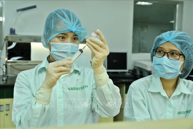 Nhân viên Công ty TNHH Một thành viên Vaccine và Sinh phẩm số 1 (VABIOTECH) thử nghiệm định lượng Protein trong vaccine ngừa COVID-19. Ảnh minh họa: Minh Quyết/TTXVN Nhân viên Công ty TNHH Một thành viên Vaccine và Sinh phẩm số 1 (VABIOTECH) thử nghiệm định lượng Protein trong vaccine ngừa COVID-19. Ảnh minh họa: Minh Quyết/TTXVN